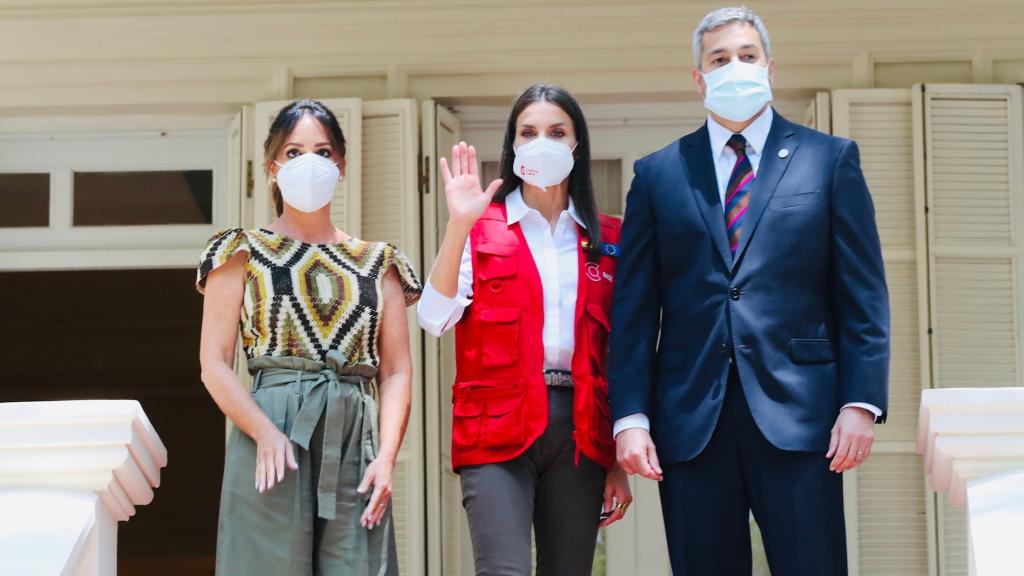 Letizia, en medio del presidente del país, Mario Abdo, y la primera dama, Silvana López Moreira.