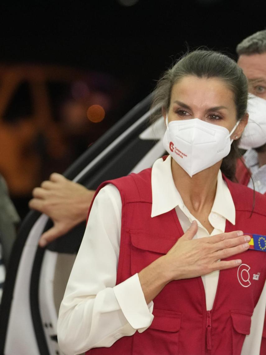Letizia con su 'polémico' chaleco rojo en su llegada a Paraguay.