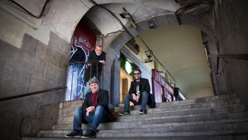 Jorge Díaz, Antonio Mercero y Agustín Martínez en el Arco de Cuchilleros, en la Plaza Mayor.