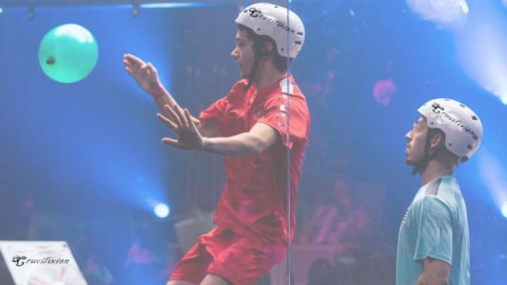 Dos personas compiten en el juego con globos.