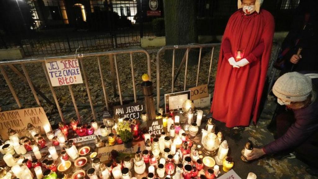 Altar en recuerdo de la víctima de la ley antiaborto polaca.