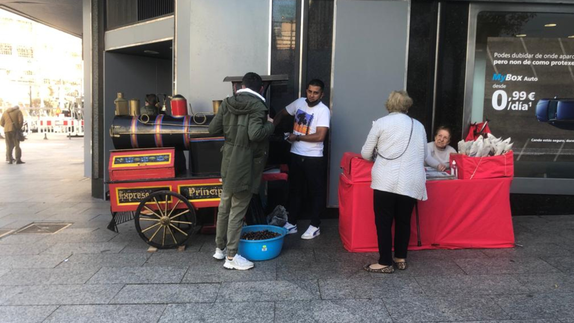 El puesto de castañas de Elsa. Foto: Treintayseis.