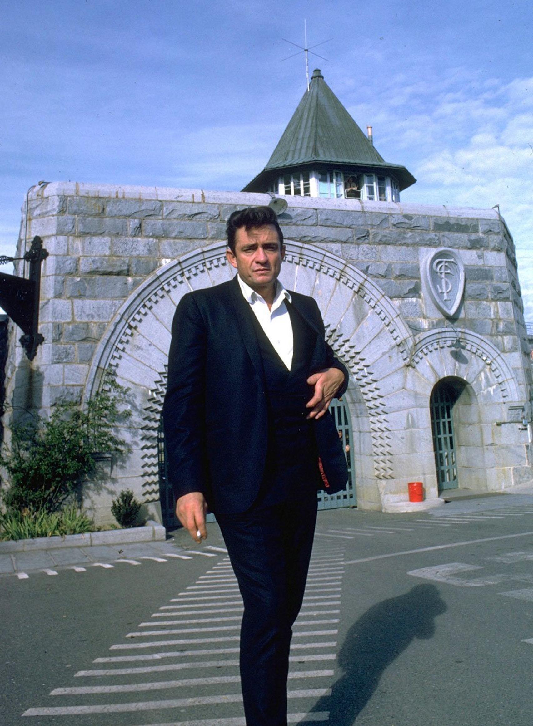 Johnny Cash a la entrada de la prisión de Folsom.