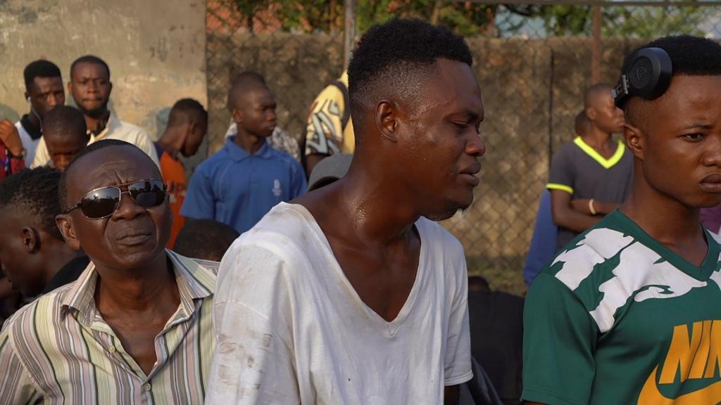 Varios ciudadanos observan la zona de la explosión.