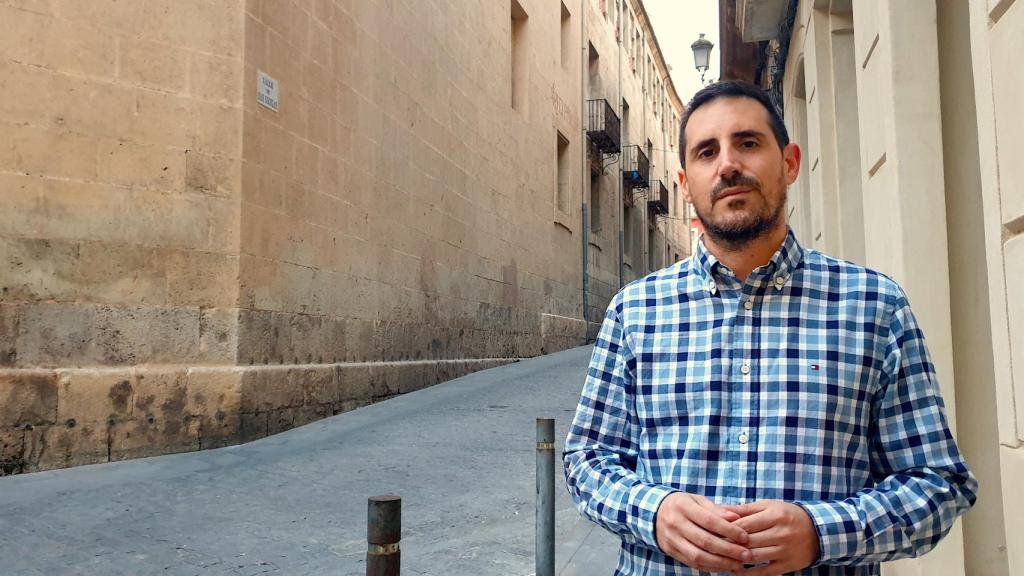 Antonio Adsuar prepara su libro mientras trabaja en su blog Alicantinismo.