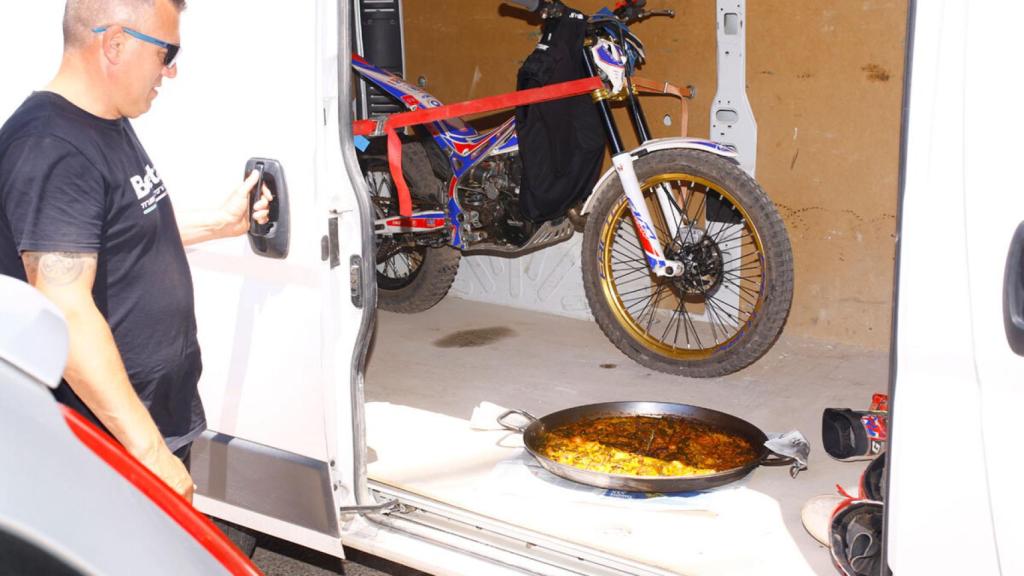 'Paellas y coches' ¡y motos! Cases recoge todo tipo de situaciones con esta serie.