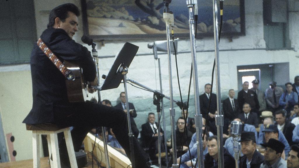 Johnny Cash tocando para los reclusos de Folsom Prison.