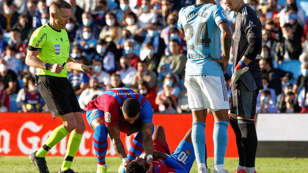 Ansu Fati en el suelo tras caer lesionado ante el Celta