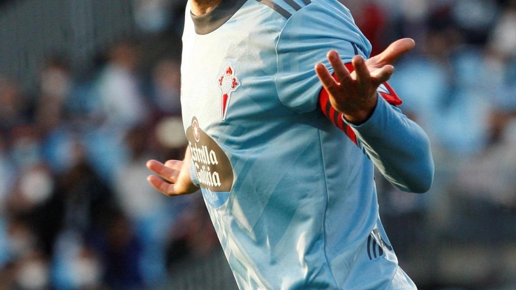 Iago Aspas protesta una decisión del árbitro