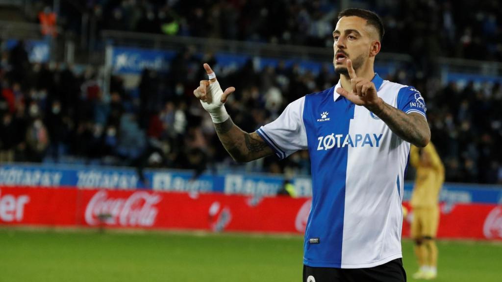 Joselu celebra uno de sus goles en el Alavés - Levante