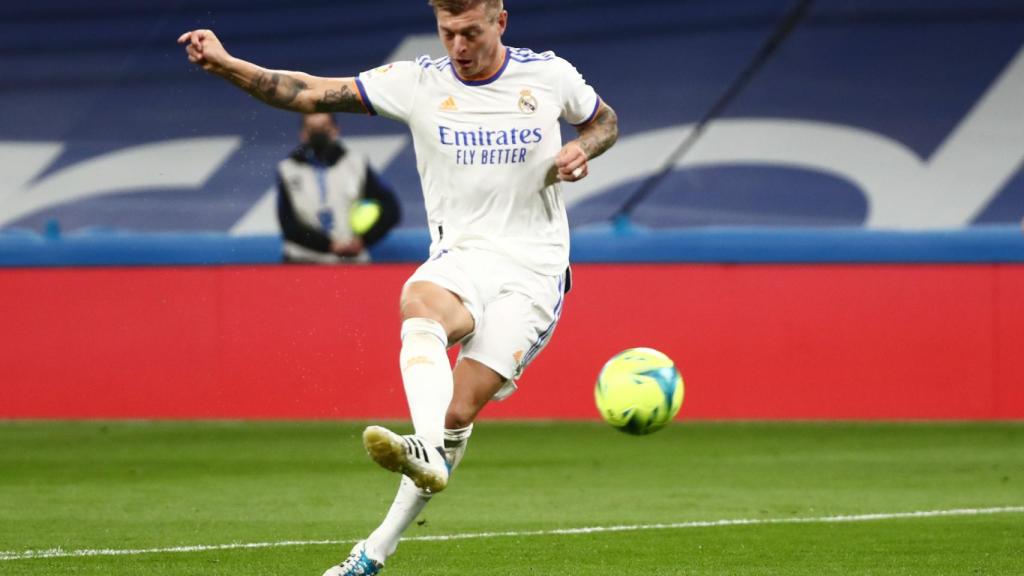 Toni Kroos dispara dentro del área del Rayo Vallecano y marca gol