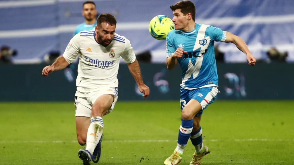 Dani Carvajal y Fran García disputan un balón dividido