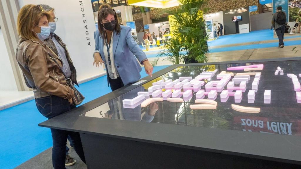 Una pareja se interesa por una promoción de viviendas en el Simed.