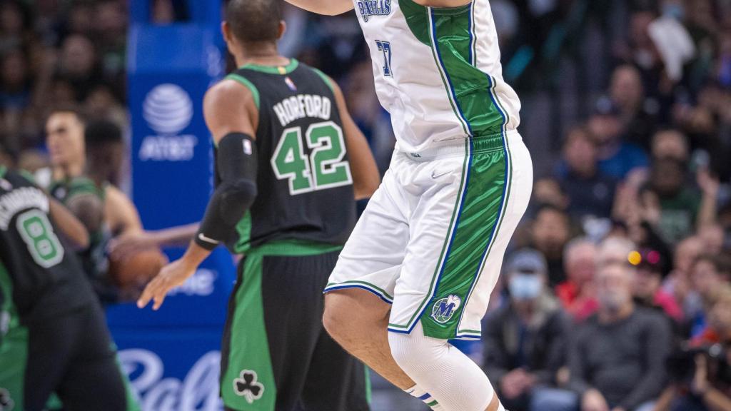 Luka Doncic celebrando su canasta con Dallas Mavericks