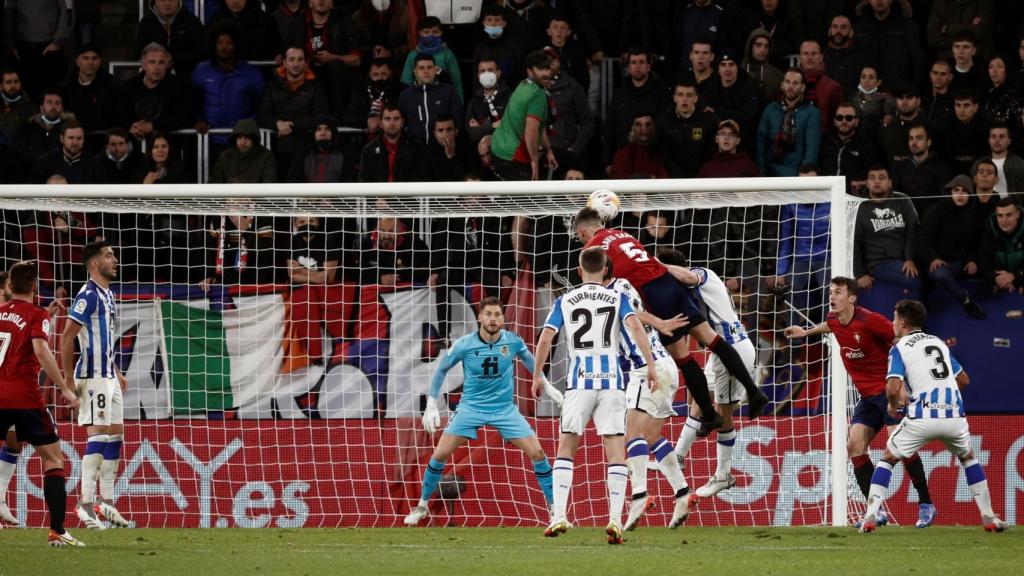 David García intenta ganar un balón por alto a la defensa de la Real Sociedad
