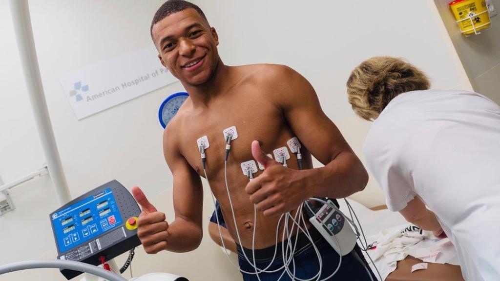 Mbappé pasando unas pruebas médicas