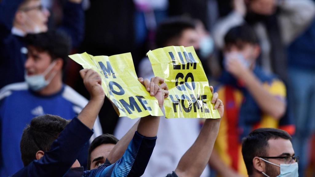 La afición del Valencia pide a Peter Lim que se vaya