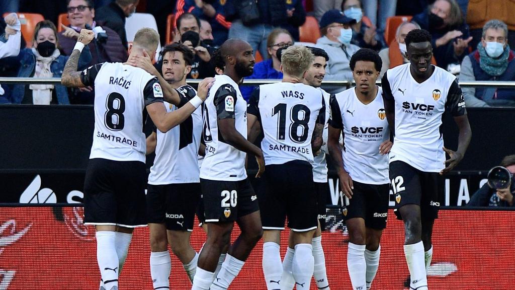 Piña de los jugadores del Valencia para celebrar el gol en propia del Atleti