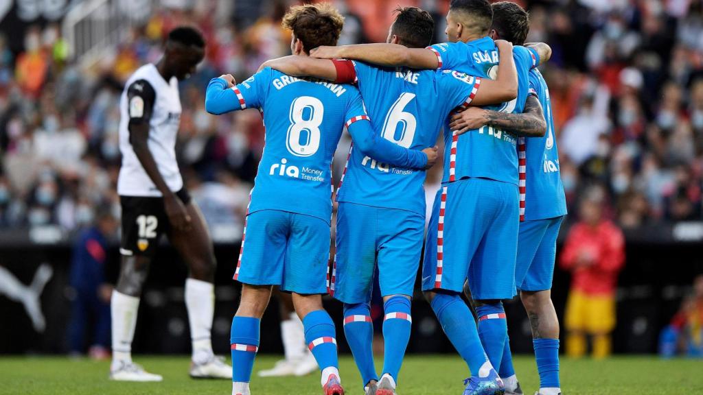 Los jugadores del Atlético de Madrid celebran el gol de Vrsaljko