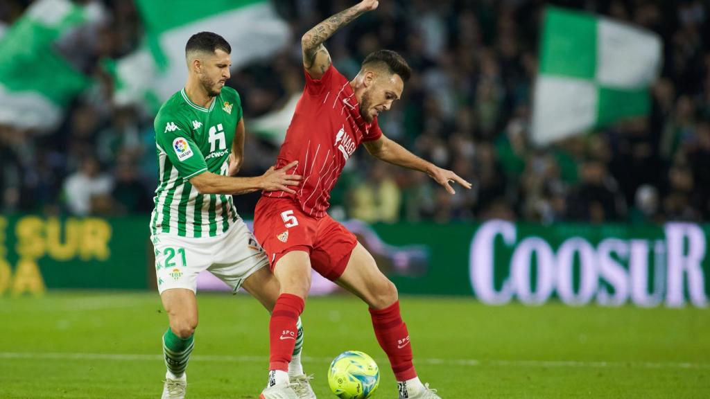 Guido Rodríguez presiona a Lucas Ocampos, en el Betis - Sevilla de La Liga 2021/2022