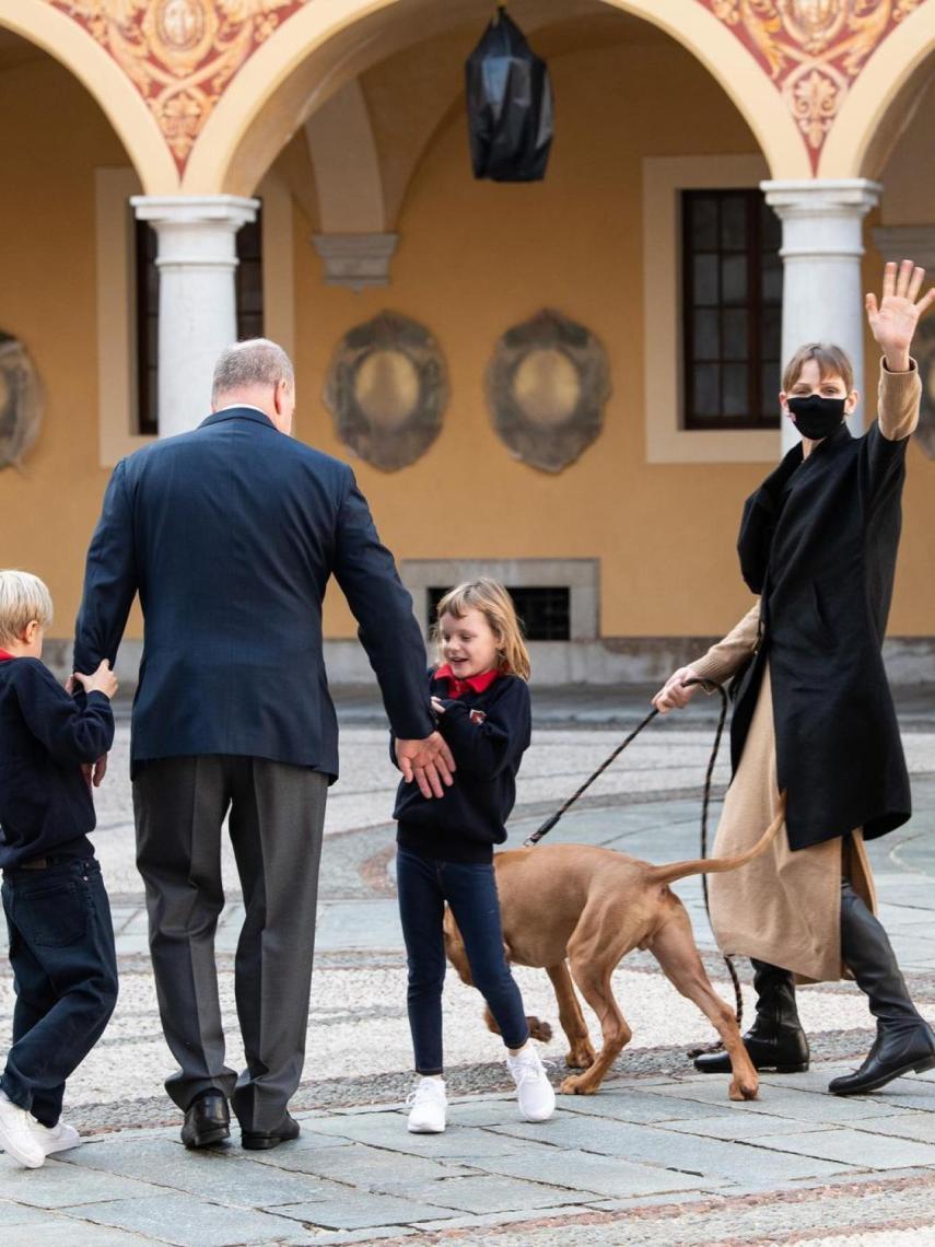 Charlène saludando a los medios de comunicación tras su llegada a Mónaco.