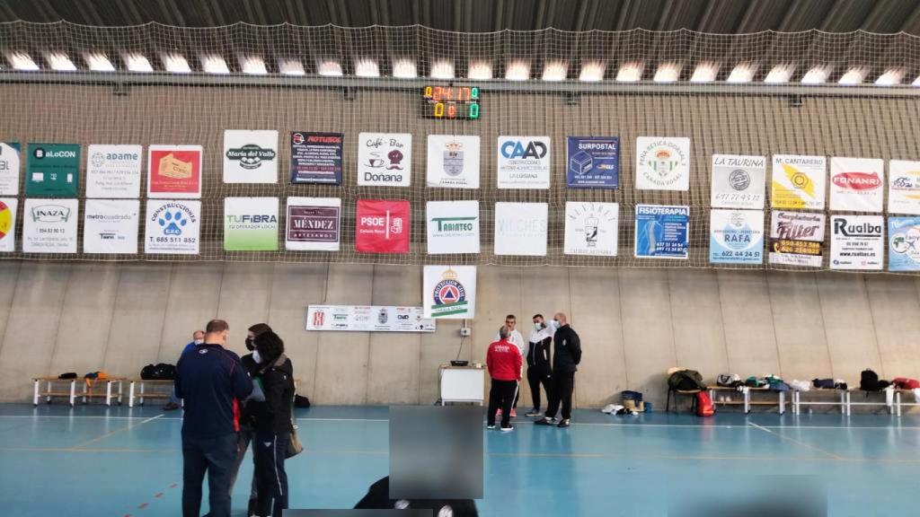 La publicidad del PSOE, justo debajo del marcador.