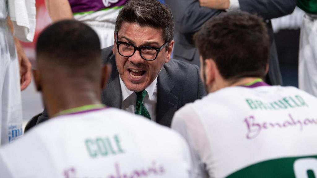 Fotis Katsikaris, durante uno de los tiempos muertos de Vitoria, donde Unicaja acabó perdiendo.