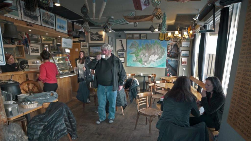 Uno de los dueños del bar islandés.
