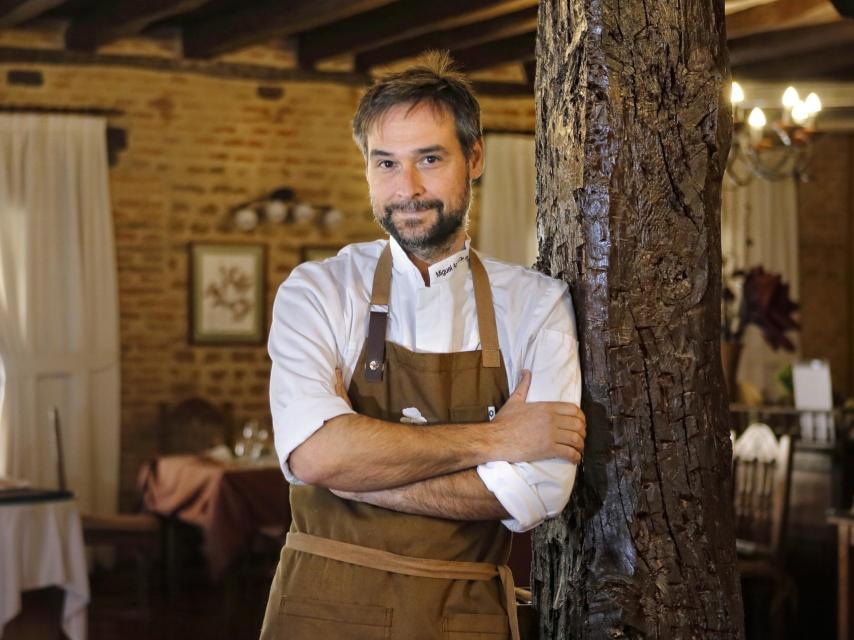 Miguel Ángel de la Cruz en el restaurante familiar La Botica de Matapozuelos