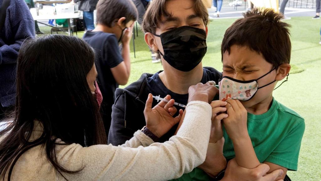 Un niño de primaria recibe la vacuna de Pfizer en EEUU. EFE/EPA/Peter Dasilva.