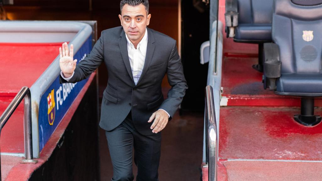 Xavi saltando al césped del Camp Nou en su presentación