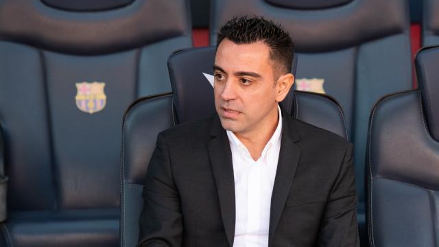 Xavi Hernández, sentado en el banquillo del Camp Nou