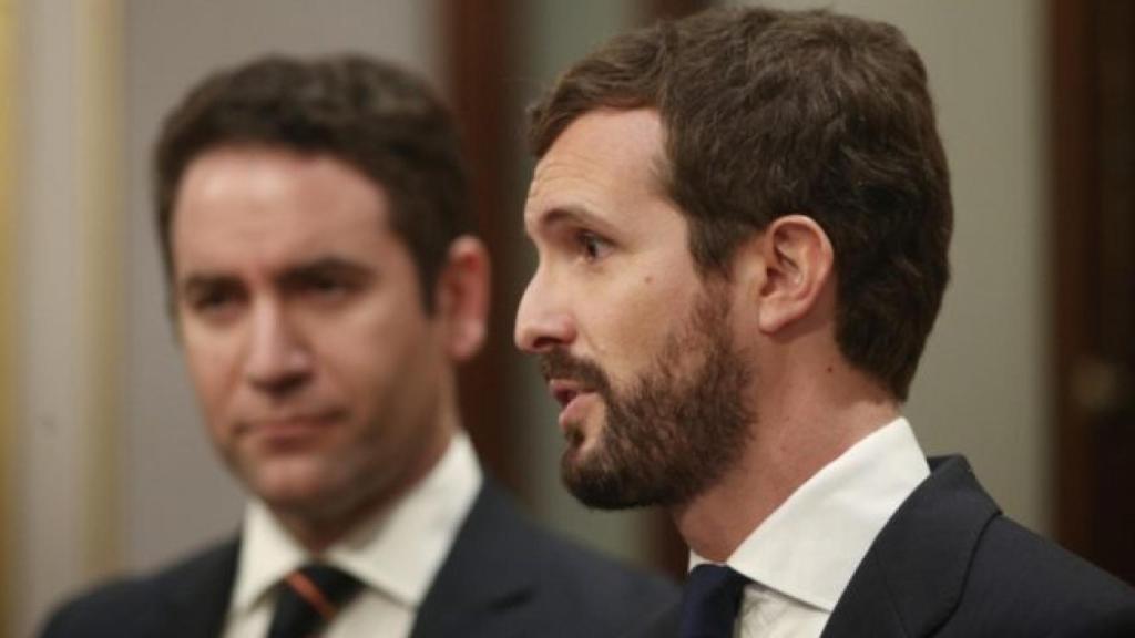 Casado, y García Egea al fondo.