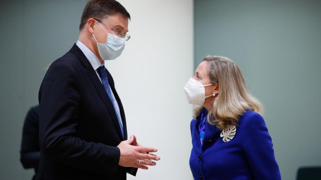 Nadia Calviño conversa con el vicepresidente económico de la Comisión, Valdis Dombrovskis, durante el Eurogrupo de este lunes