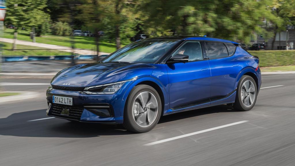 El Kia EV6 cuenta con una batería de hasta 77,4 kWh que permite recorrer 528 kilómetros con una carga.