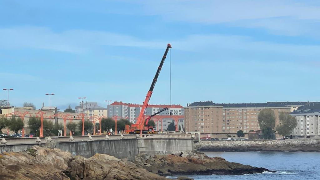 Una grúa trabajando esta mañana en los Pelamios