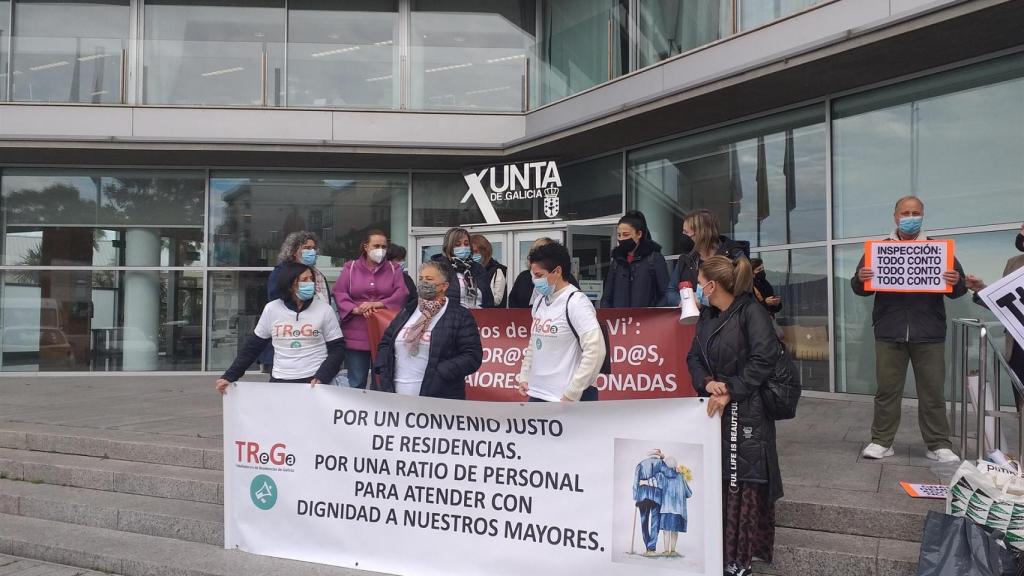 Concentración de trabajadoras de las residencias de mayores frente a la delegación territorial de la Xunta en Vigo.