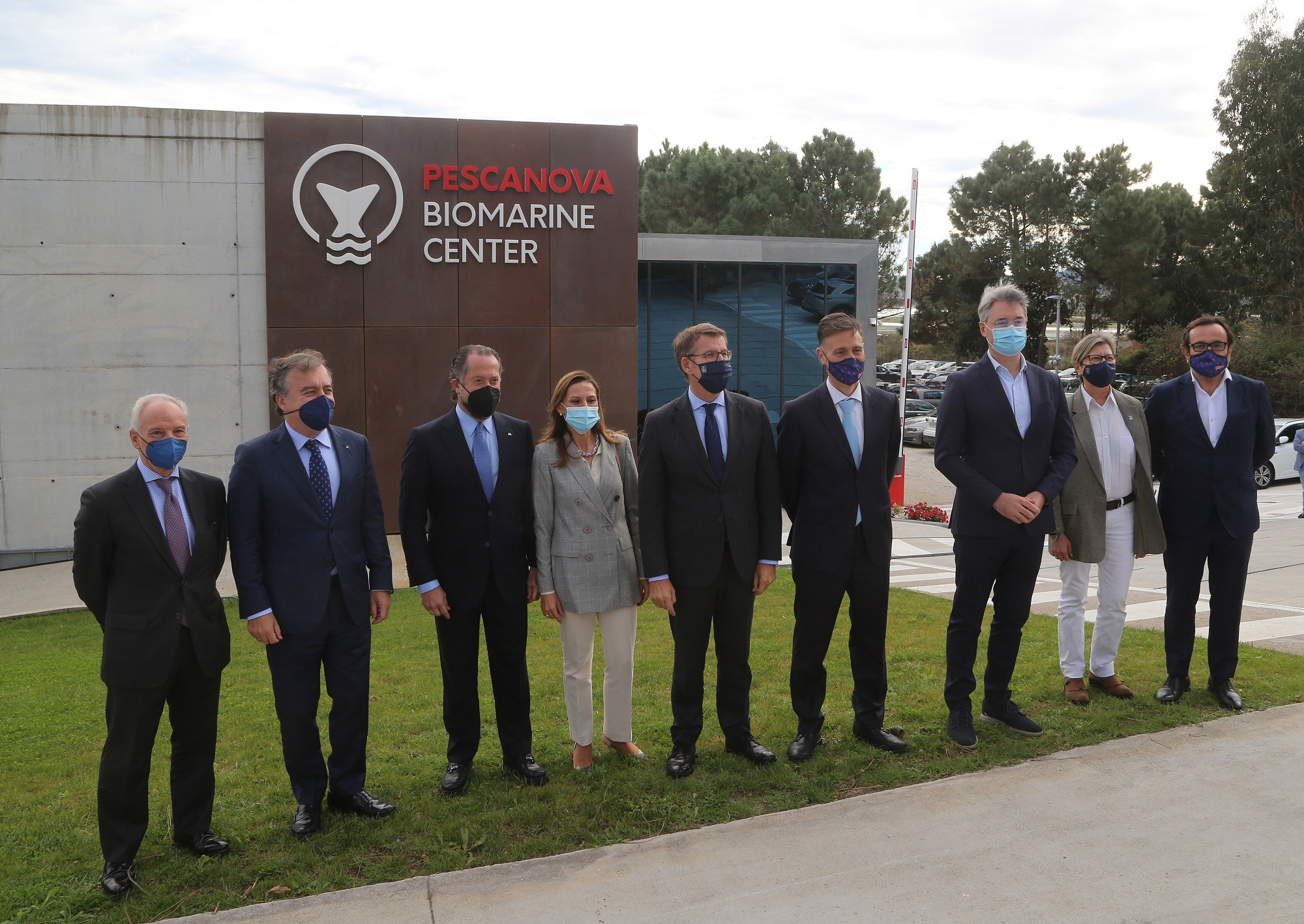 Responsables de la compañía y autoridades en el acto de inauguración celebrado hoy.