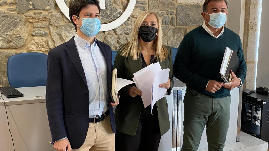 El diputado del PP, Diego Gago, junto a los senadores ‘populares’ Elena Muñoz y Javier Guerra.