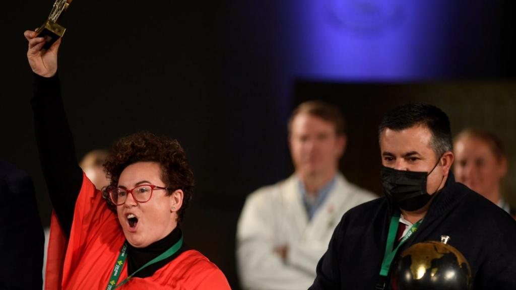 Los queseros en el momento de recibir el galardón.