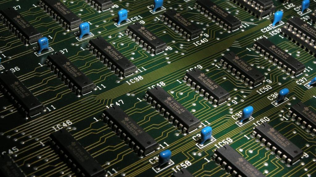 Programadores informáticos (23,5 %), técnicos en operaciones de sistemas informáticos (17,3 %) y analistas, programadores y diseñadores web son los perfiles laborales STEM más demandados.