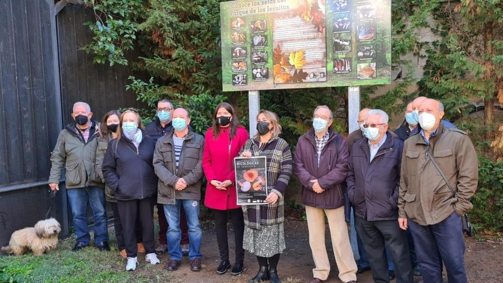 La concejala Myriam Rodríguez y los miembros de la Sociedad Micológica Lazarillo posan al lado del panel informativo