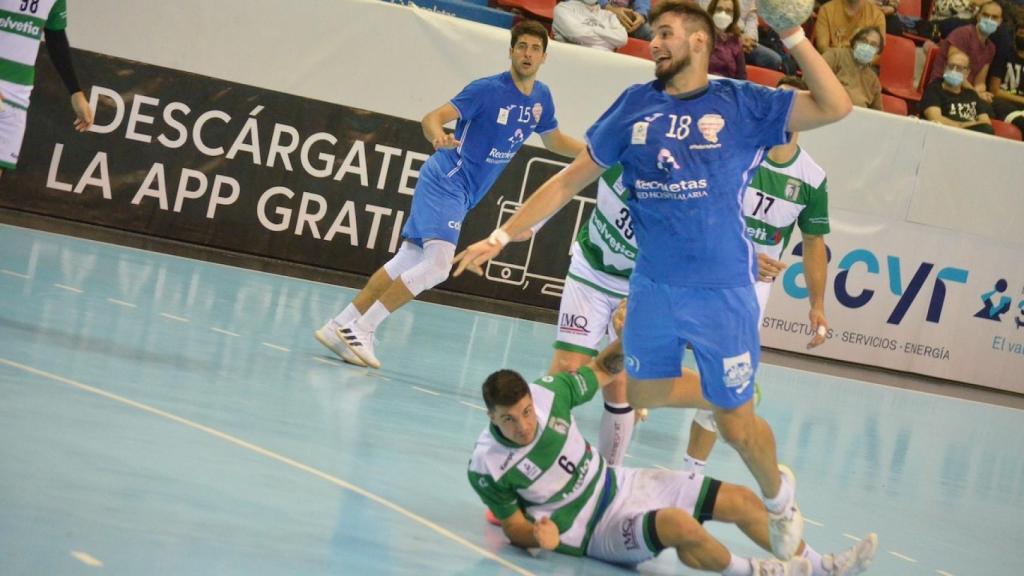 Álvaro Martínez lanza a puerta ante el Anaitasuna