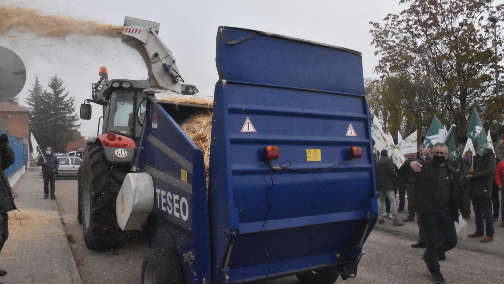 Protesta de los ganaderos de Castilla y León a las puertas de Lactalis en Zamora