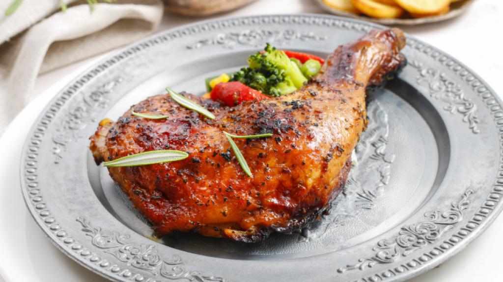 Pollo asado condimentado con especias y hierbas.