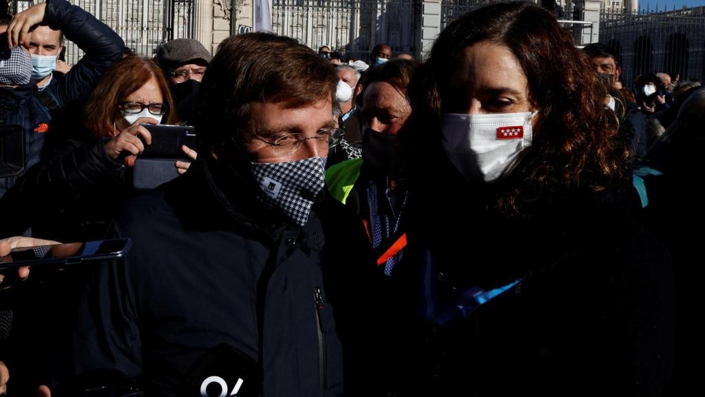 Almeida y Ayuso, este martes junto a la Catedral de La Almudena.