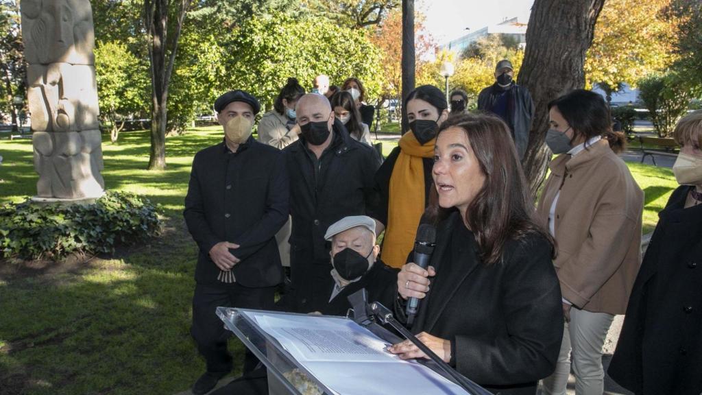 Inés Rey presentando la estatua de Celeiro.