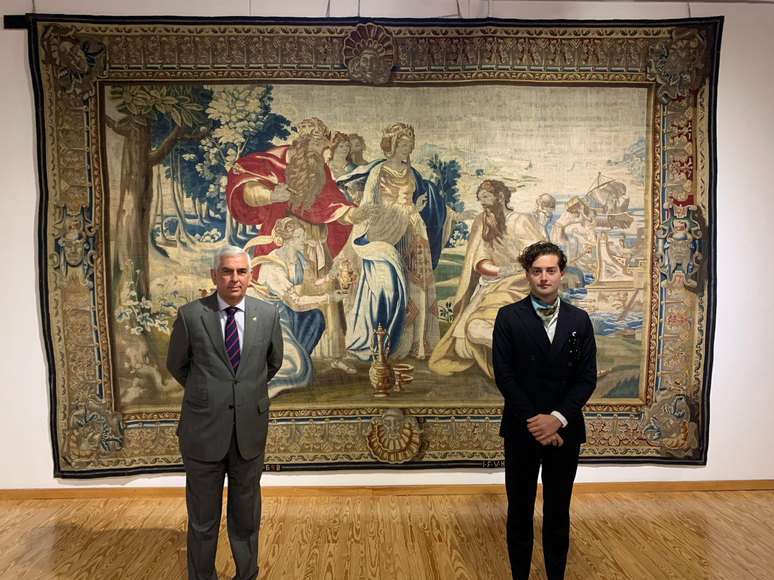Borja Fontán junto al director de la Real Fábrica de Tapices.