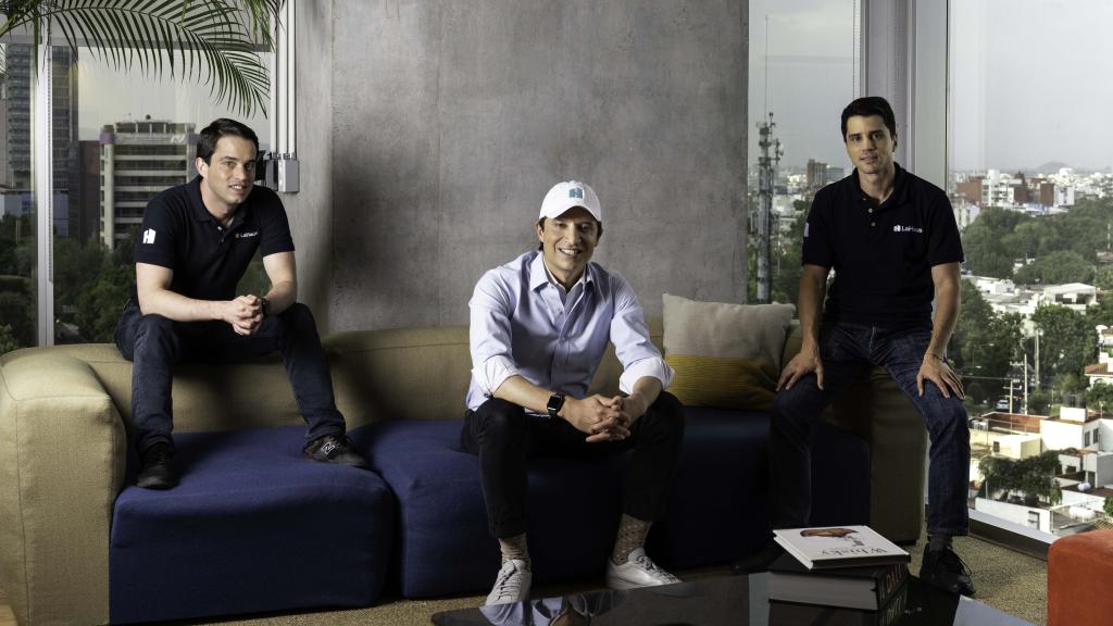 Miembros del equipo de la 'proptech' latina La Haus que acepta el pago de las casas con bitcoins.