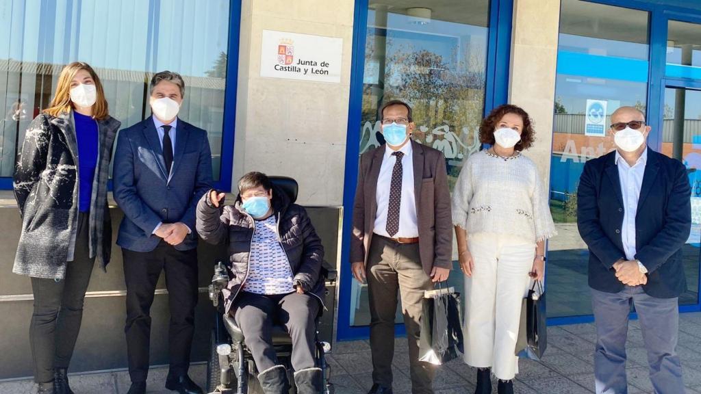 Augusto Cobos durante su visita al Centro San Juan de Dios